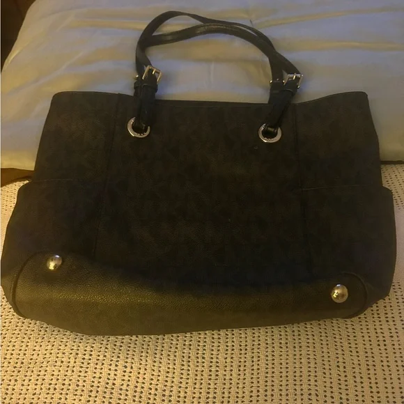 Michael Kors Black Shoulder Bag. Not New.. only worn about 2 times.. - Picture 2 of 8